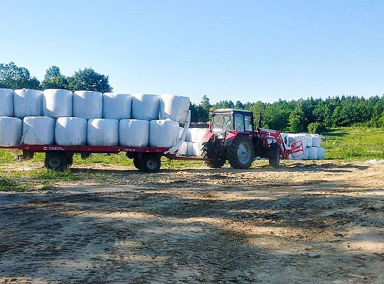 Prasowanie balotów - siano, sianokiszonka słoma