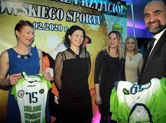 Wręczenie koszulek dla siatkarek Cresovi Górowo Iławeckie